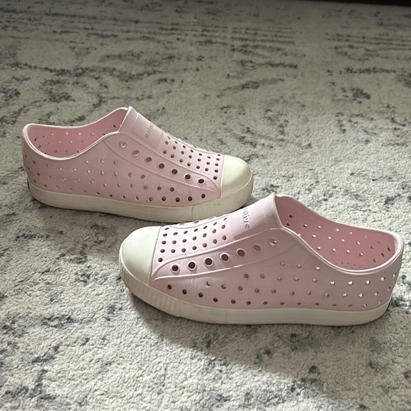 Native Jefferson Shoe LIGHTLY USED SIZE 2 Big Kid - Picture 1 of 12